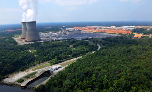 Fig. 1: Foto aerea del sito con le unità 1 & 2 operative ed il cantiere per le 3 & 4 sullo sfondo. Agosto 2011 – per gentile concessione di Sothern Company, Ink.