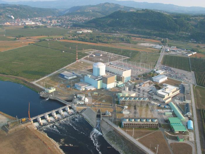 Figura 4: Vista aerea della centrale nucleare di Krško. La società che gestisce l’impianto, la Nuklearna elektrarna Krško, è una joint venture al 50% tra le società statali slovena Gen-Energija e croata Hrvatska elektroprivreda (HEP), controllate rispettivamente dal Ministero sloveno delle Infrastrutture e dal Ministero croato dell’Economia. La centrale è localizzata ad una distanza in linea d’aria di 77 km da Lubiana e di 41 km da Zagabria.